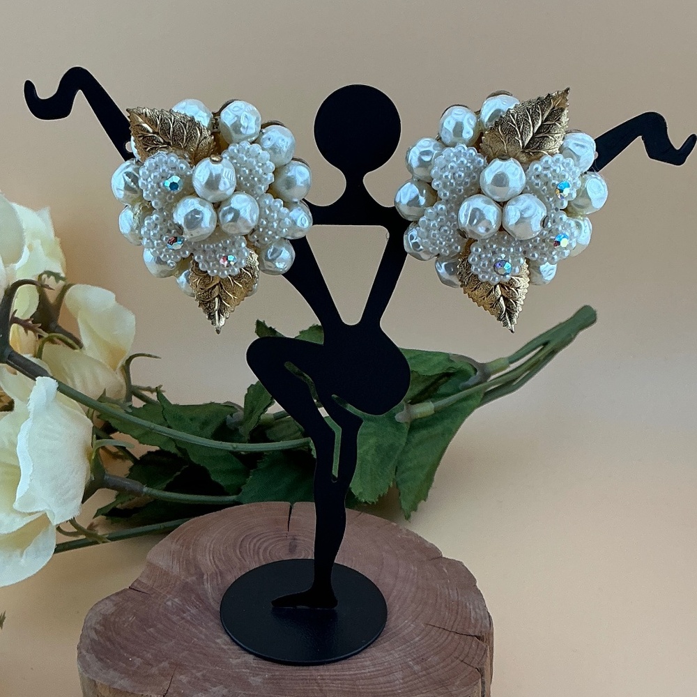 Faux 80s Pearl and Gold Clip on Earrings